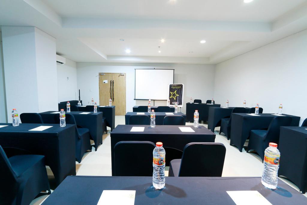 Yellow Star Gejayan Hotel Yogyakarta Exterior foto