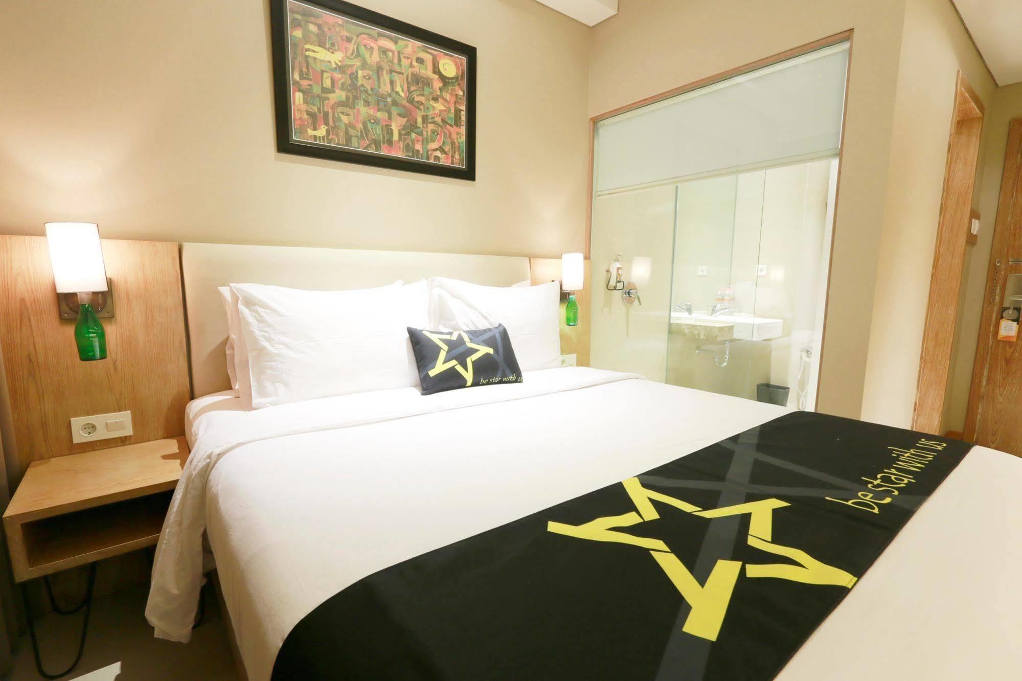 Yellow Star Gejayan Hotel Yogyakarta Exterior foto