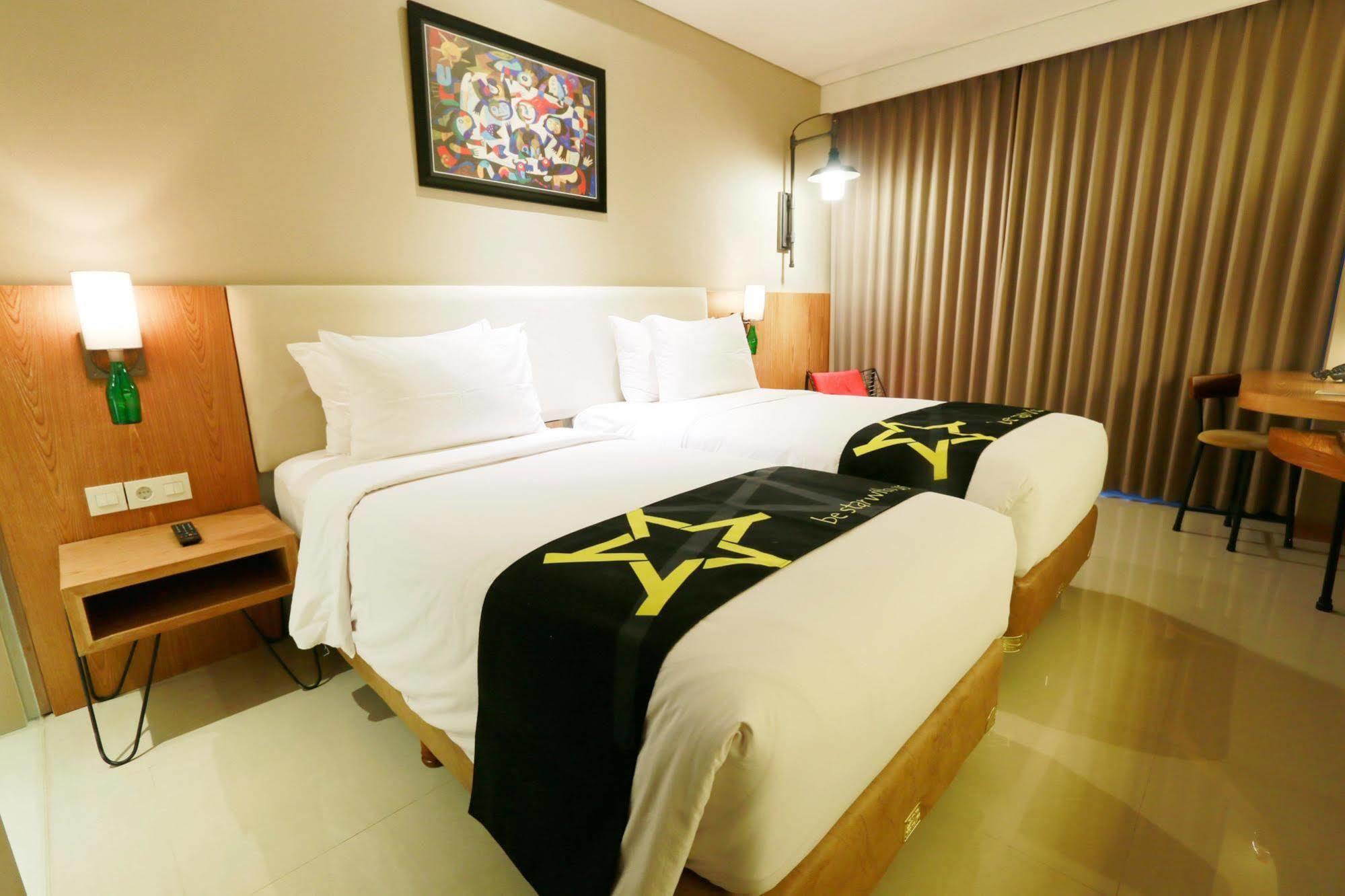 Yellow Star Gejayan Hotel Yogyakarta Exterior foto