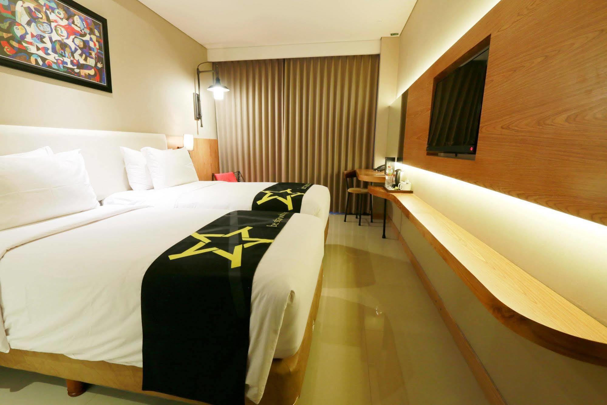 Yellow Star Gejayan Hotel Yogyakarta Exterior foto